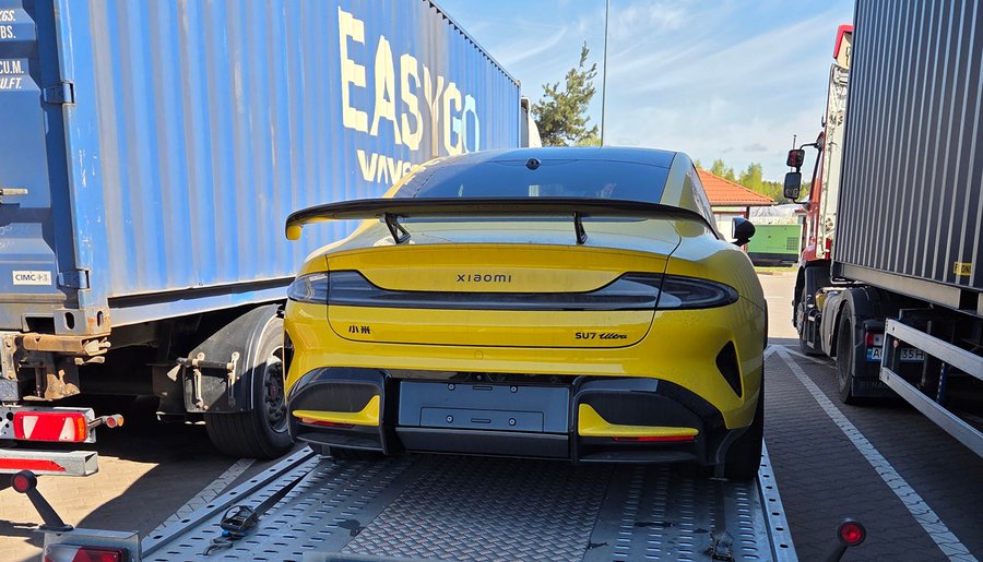 Xiaomi SU7 Ultra na transporterze